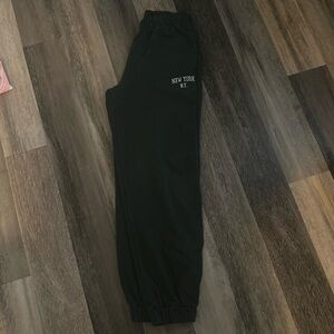 Brandy Melville Sweatpants, fits like a small, in great condition.